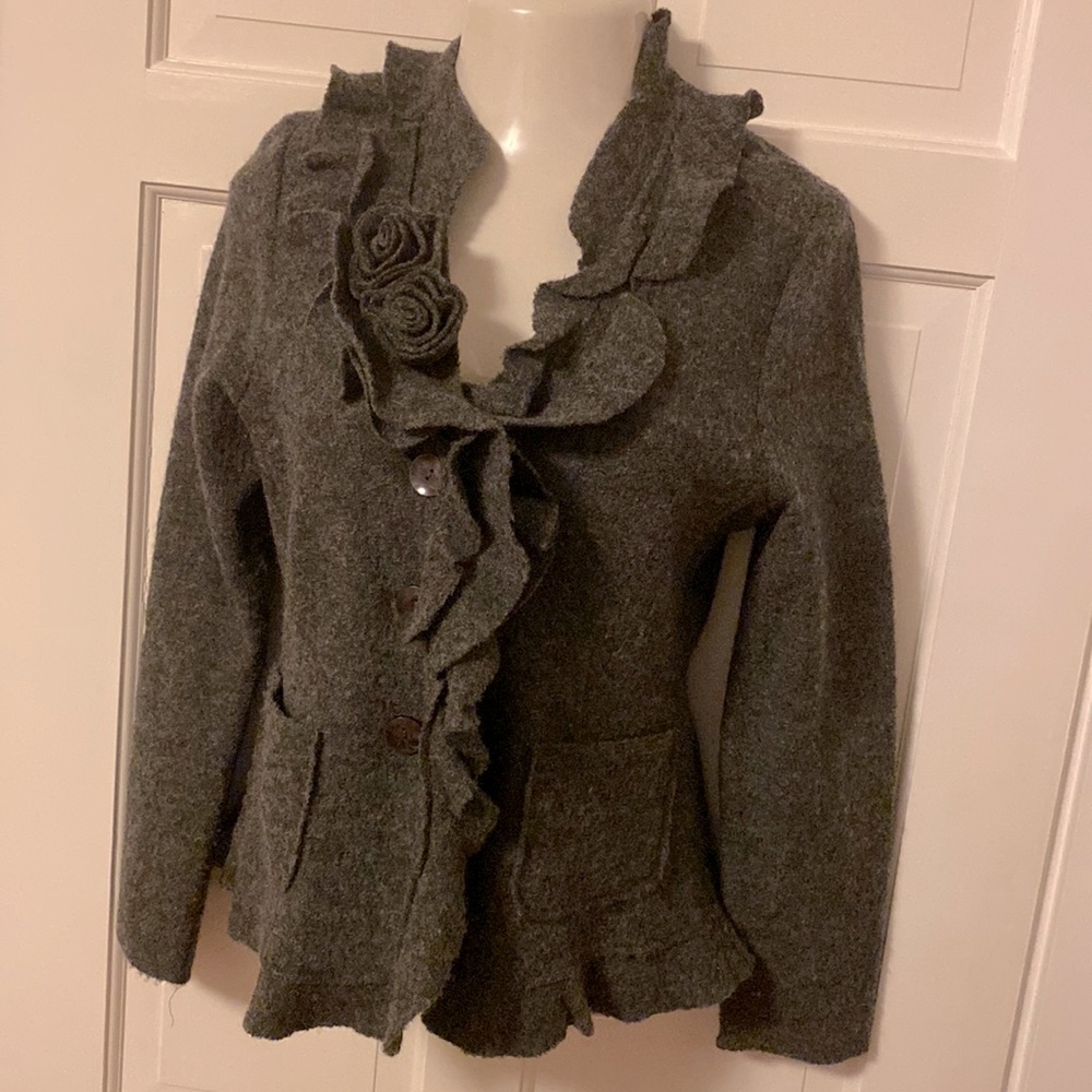 Vintage tailored wool cardigan charcoal gray ruffled lapel romantic roses